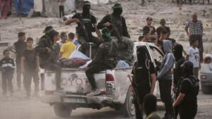 Israel acusa a Hamás de rearmarse y acumular armas en el extranjero mientras la Casa Blanca recibe a rehenes israelíes.