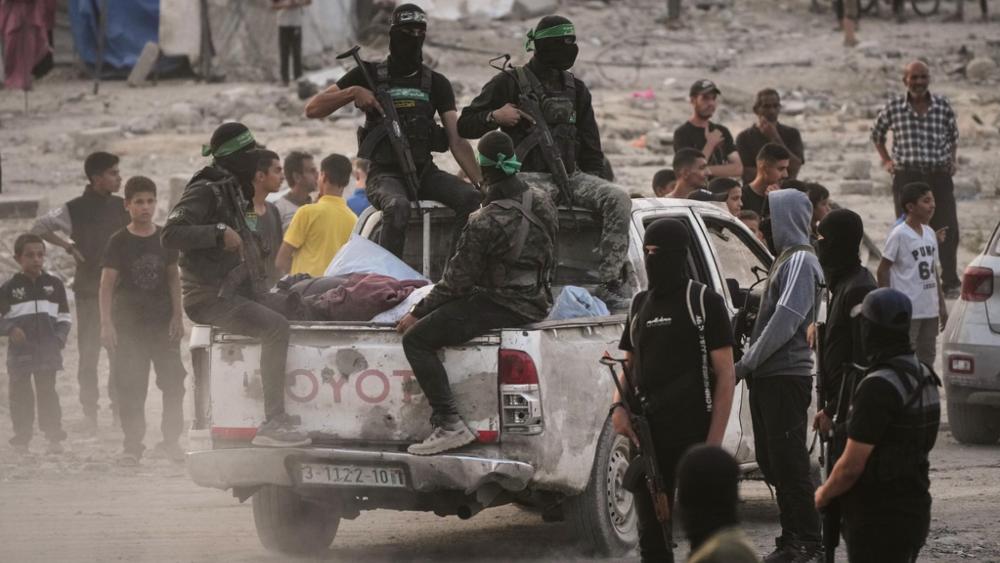 Israel acusa a Hamás de rearmarse y acumular armas en el extranjero mientras la Casa Blanca recibe a rehenes israelíes.