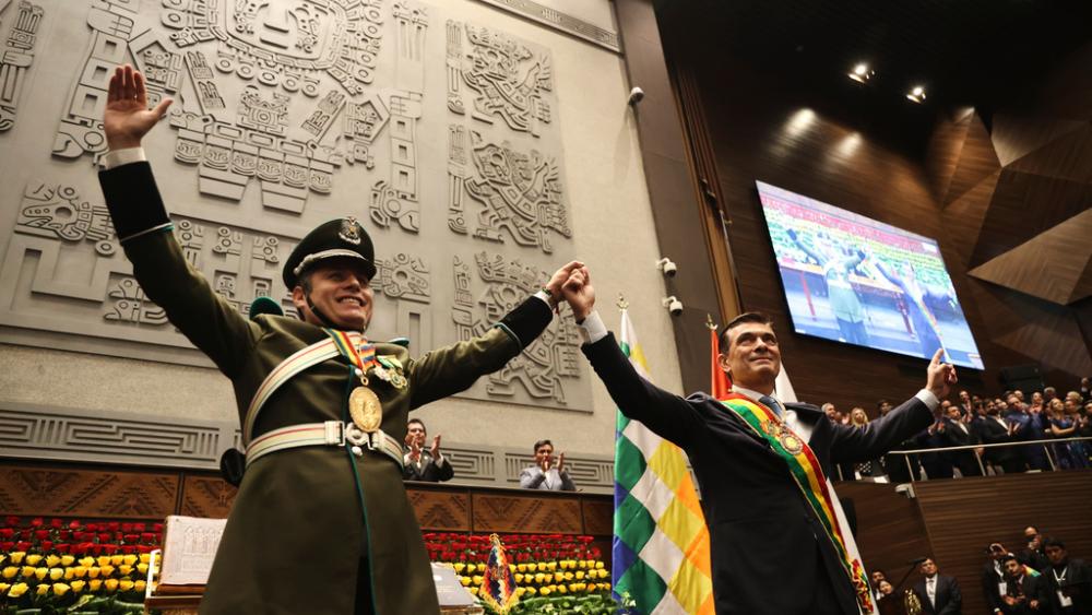 La Biblia regresa al parlamento boliviano con la juramentación del presidente Rodrigo Paz.