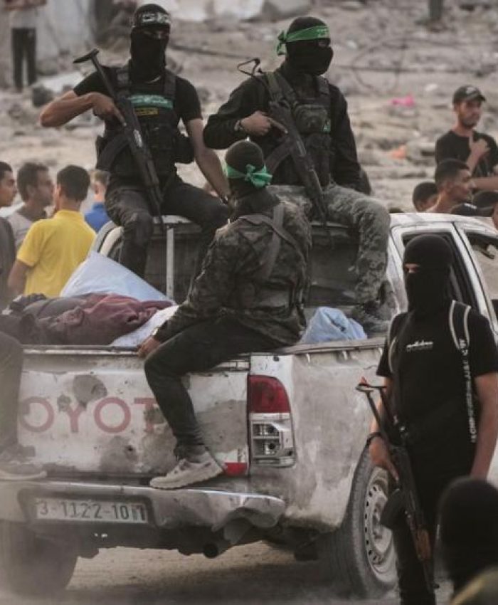 Israel acusa a Hamás de rearmarse y acumular armas en el extranjero mientras la Casa Blanca recibe a rehenes israelíes.